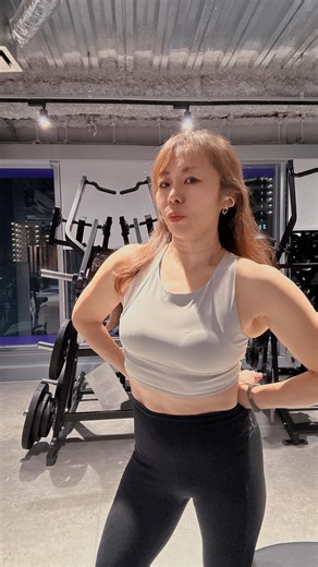 𝓴𝓪 𝓷𝓪 50代からの心身ゆるウェルビーイングノート on Instagram: "57歳筋トレ女子Kana @fitholickan 2025年 病気、けがの為に筋トレを休養 ストレス発散が食べる方へ いきました ほんとに世間一般の食事 トレーニングする前に疑いなく 食べていた食事や間食 カツ 天ぷら ハンバーガーにフライドポテト エビフライ ドーナツに 以前太った原因の菓子パン 食べると眠くなるやつ 血糖値の乱高下 トレーニーの大敵 思い切りやってました 久しぶり〜😁 一旦思い出した食の記憶って なかなか忘れられないものです でも今までの積み重ねがあるので 再開したら戻せると思ってました！ さすがに体脂肪率の結果には目を覚まさせて もらいました😆 筋トレ始めてからは太ってもインボディでは体脂肪率が18%だったから！ それだけ日々のジムでのトレーニングと 低脂質、高タンパク質な食生活の 効果もあったんだなと思いました✨️ メンタル面でもサポートもとても大きい💖 50代は体形だけではなく 健康面でも 食事に気をつけることと 運動をすること これを習慣にするのを早めに選択