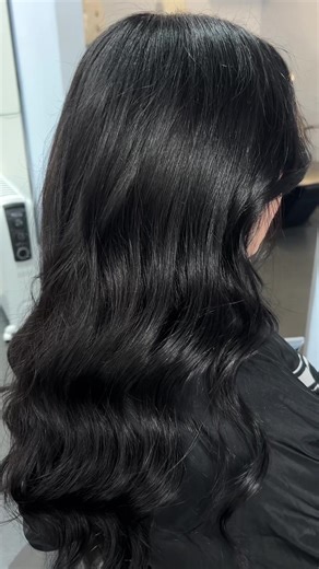 Silky, glossy waves and healthy shine ✨ There’s nothing better than that fresh hair feeling. Soft, smooth lengths with effortless movement and a finish that reflects the light beautifully. A timeless, classic style that never goes out of fashion. #GlossyHair #neath #HairTransformation #SalonFinish #fyp @osmohair @Kelly Shone-Adams