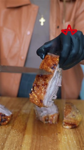 Por fin descubrí cómo hacer chicharrones crujientes sin que salte grasa por todos lados. No necesitas bicarbonato, ni hervir la carne, ni pasar horas en la cocina. Solo panceta de cerdo, una freidora y este truco que los deja dorados, crocantes y perfectos. Prepárate para quitarle el miedo a tus amigos y disfrutar del mejor chicharrón casero. Receta de Chicharrones Crujientes sin Salpicaduras 📌 Ingredientes: Panceta de cerdo con buena cantidad de grasa y carne Sal gruesa Vinagre (solo un poco) 