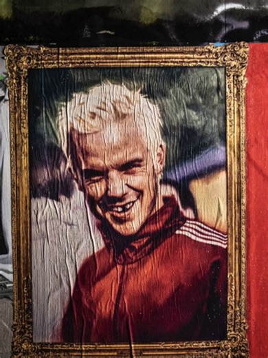 Robbie Williams. Britpop. And a cheeky timing. 🤣🤣🤣 New Britpop promo artwork by Robbie Williams has surfaced in Manchester just ahead of the 2026 Brit Awards. 😂 😁 The timing is delicious. Tomorrow night, Noel Gallagher will be honoured as Songwriter of the Year. And here we are, with Robbie’s Britpop cover front and centre in the city hosting the ceremony. For anyone who remembers the long running back and forth between Robbie and the Gallagher camp, this feels almost traditional. A little