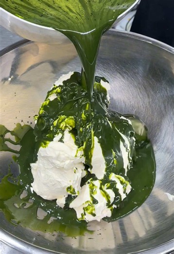 漫画のような可愛い抹茶チーズケーキ🧀 小さなネズミが乗っかった可愛いチーズケーキが食べられるこちらのお店では、こだわりのクリームチーズを使った抹茶チーズケーキが食べられる！ 可愛すぎる見た目に売り切れ続出！ 📍京 菓る茶 cafe/ 京都 ￥570～/人 ⏰営業時間：10:00〜19:00 💤定休日：水曜日 🏠住所：〒604-0831 京都府京都市中京区松屋町５１ #東京グルメ #京都グルメ #tiktokfood