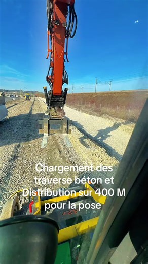 🚨travaux ferroviaire🚨 La suite de la voie C chantier Montereau, chargement des traverse béton sur camion et distribution pour la pose @Jacques Rafararano un grand merci au chauffeur de camion #JFTRANSPORT #sncf #d2r #hitachi #pelle