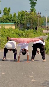 Amazing middle split balance 😱💪🏻 #fitness #yogae #yogaskills ￼