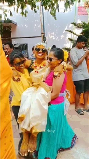 Haldi vibes the crazy dhol dance #haldiceremony #haldivibes
