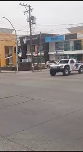 📰Provoca microbús choque contra corredor de la Baja 500 en Ensenada Únete a nuestro canal de whatts app clic al enlace https://whatsapp.com/channel/0029Va9E280K5cDLsr4mC544 Ensenada, Baja California.- Por ignorar las indicaciones y evitar ingresar por el cruce de los vehículos de la Baja 500, el conductor de un microbús de la empresa Vigía provocó un accidente en el puerto de Ensenada. De acuerdo con la información preliminar, los hechos ocurrieron alrededor de las 7:30 de la mañana de este sáb