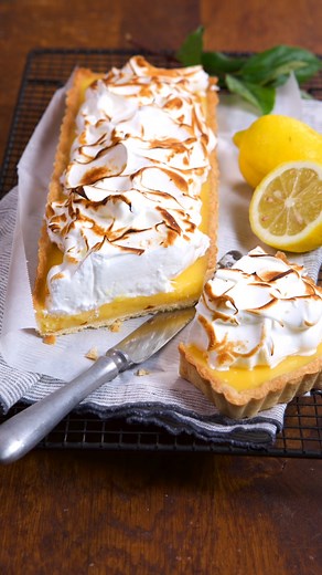 Un grand classique des desserts : la tarte citron meringuée 🍋 Voilà une recette facile pour la réussir à coup sur ! La fiche recette par ici : https://www.cuisineactuelle.fr/recettes/tarte-au-citron-meringuee-349001 | Cuisine Actuelle