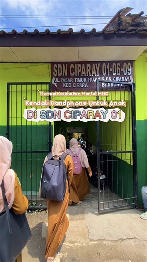 Emang boleh???Anak usia kelas 2 SD di therapi dan bisa kendalikan hp nya lebih sayang ortu guru dan sahabatnya di sekolah??? Boleh banget donggg PART 02 | Terapi Kesehatan Mental MHC 🤍 Hari ini kami kembali hadir di SDN Ciparay 01 , tepatnya di kelas 2, dengan tema Terapi Pengendalian Ponsel pada Anak. Belajar bareng anak-anak mengenali batas, mengelola kebiasaan bermain ponsel, dan menumbuhkan kesadaran akan pentingnya keseimbangan antara layar, belajar, dan bermain 🌱 Karena kesehatan mental 
