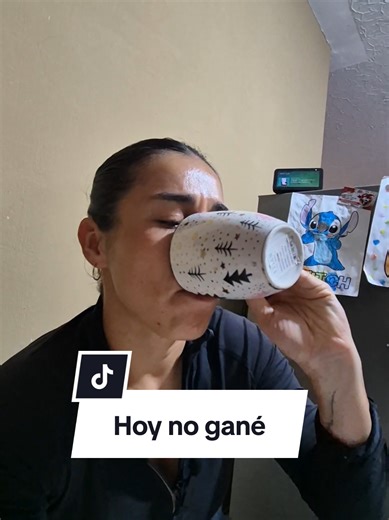 Hoy no le gané a mi mente. Subí menos de 100 metros del cerro y mi cabeza empezó a inventar todo: dolor en los pies ganas de ir al baño dudas Y sí… me regresé a mi casa. Antes esto me hubiera frustrado muchísimo. Hoy solo pienso algo: tal vez mi cuerpo necesitaba parar. Y eso también es parte de correr. #RunningReal #RunnerLife #MentalidadRunner #CatVarela