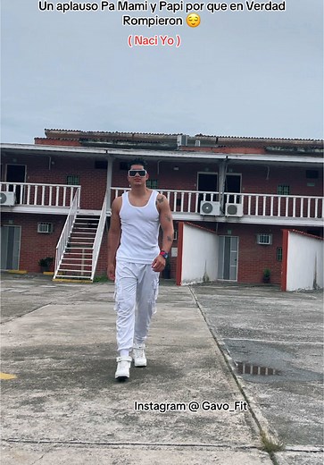 Un Aplauso para Mami y Papi: Celebrando su Éxito