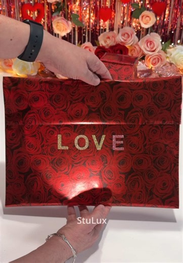 🌹Wrapped with LOVE🌹 👉 COMMENT ‘SLOW’ if you need a STEP-BY-STEP tutorial for this wrapping technique 🎥 Images Captured and Edited by @stu.lux #giftwrapping #valentinesday #wrappinghacks #290stulux