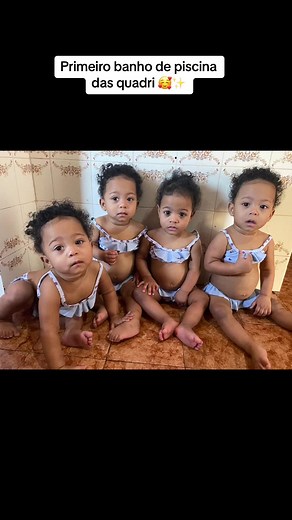 Crianças se divertem no primeiro banho de piscina com biquínis