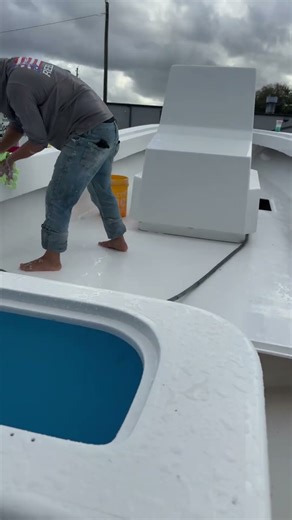 31 Contender heading out after new tanks and interior paint