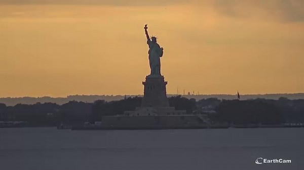 Last night's sunset over the Statue of Liberty was breathtaking! 🗽#EarthCam captured every stunning detail in this time-lapse. Experience the iconic view from wherever you are: https://www.earthcam.com/usa/newyork/statueofliberty/?cam=liberty_str | EarthCam
