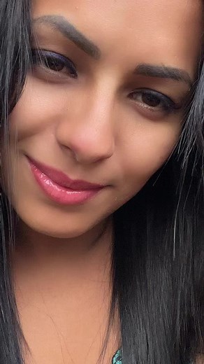 Metallic Lipstick Close-Up: Captivating Makeup Look