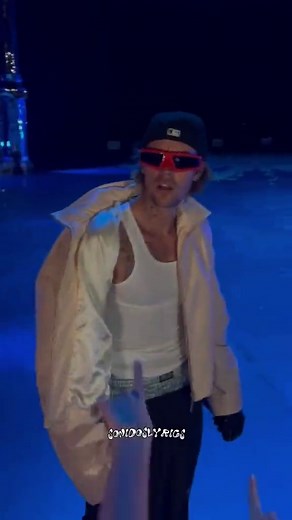 Justin Bieber - What Do You Mean? (Official Music Video)