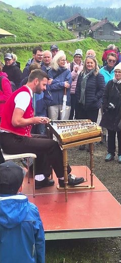 Schweizer Tradition Hackbrett Spieler am Säntis