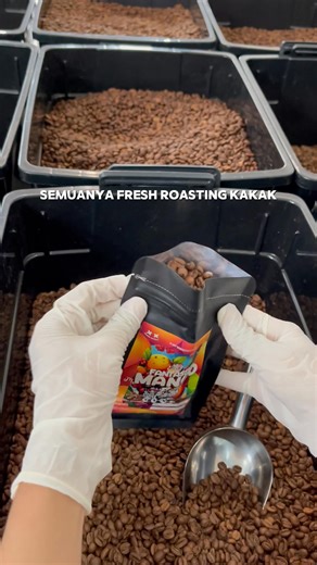 YAKIN gak mau coba kopi sewangi ini!? 😍 Bayangin: pagi hari, udara masih segar, uap kopi naik pelan — aromanya nyebar ke seluruh ruangan… ✨ wangi, hangat, dan bikin mood langsung naik! Itu yang kamu dapetin dari biji kopi Black Potion — clean, smooth, dan aromanya nempel banget! Kenapa wajib coba? 1️⃣ Udah terjual 10.000 pack di semua marketplace 2️⃣ Dipakai coffee shop sebagai supplier terpercaya 3️⃣ Rating 5⭐ bejibun! 4️⃣ Lagi ada promo up to 15% kode BLACLOYAL ☕ 100% Specialty Coffee Beans —