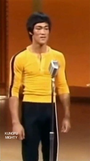 “Be like water.” Bruce Lee explains the secret behind legendary speed. ⚡️