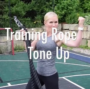 Grab those @spri training ropes and get in this fun, heart-pumping workout! Here are the drills (& for an even longer version, check out the full length video on at the link in my bio!) 🔸Double Waves 🔹Alternating Single Waves 🔸Snake Whips 🔹Grapplers Throw 🔸Single wave / single leg hops - right, then left 🔹Battle Jacks 🔸“Giddy Up” waves - squat hop with waves forward 3 and back 3 🔹Side Plank Single Arm Circles - right, then left 🔸Burpee Rope Slams Do each exercise for 30 seconds and repe