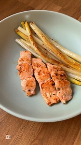 Grillezett lazac fokhagymás petrezselymes mártással és isteni fehér spárgával Köszönöm a szuper csomagot a Kifli.hu csapatának, ajánlom őket nektek is a kényelmes és gyors húsvéti bevásárláshoz, a kuponommal még kedvezőbb áron - BETTISDK2000 (PR ajándék) Hozzávalók 2 adaghoz 500 g fehér spárga Vaj Citromhéj Kb 2 dl víz Olívaolaj Só, bors 200-250 g lazac Só, bors, citromlé Olívaolaj, vaj 3-4 gerezd fokhagyma 200 ml főzőtejszín Petrezselyem #easyrecipe #easterrecipes #asparagus #salmon | Bettisdai