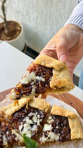 ये पिज़्ज़ा नहीं है - एक बार खाओगे तो बार बार बनाओगे | Flaky French Onion Galette Recipe🧅 | The Terrace Kitchen
