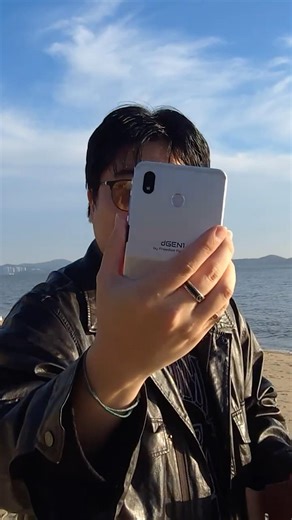 바다에서 주운 핸드폰으로 촬영하기! 미래에서 튀어나온 듯한 dGEN1 크립토폰