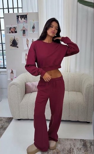 Cozy Chic Vibes 🍂💫 Cropped Jumper in Burgundy