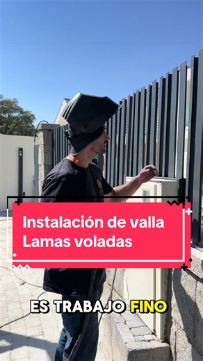 Instalamos esta valla fabricada en el taller de lamas galvanizadas y lacadas al horno en vertical y siguiendo la curvatura del muro #julimetal #herreria #profesional #cerrajeria #trucos