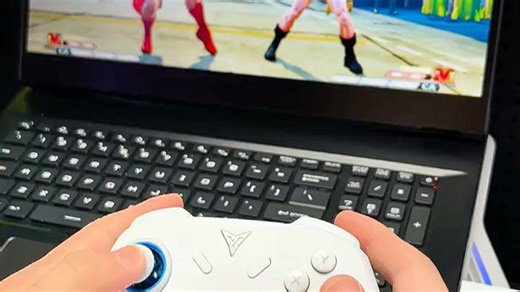 游戏手柄型号：G700 电竞专用，采用磁感霍尔摇杆，灵敏度高，操作精准不卡顿，适合长时间对战和竞技场景。实际使用中手感舒适，续航出色，是提升操作体验的理想选择。