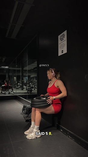 Bodyweight Wall Sit: How to Pass Time During a 1-Minute Wall Sit