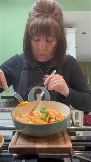 Red Pesto Chicken Penne Switch the basil for spinach if you like, such a simple tasty dish, I promise you clean plates with this one, give it a go ☺️ #northernnic #cheapmeals #easyrecipe #familymeals #carlisle #goodfood #redpesto #pasta #redpestochickenpenne | Northern Nic’s Back Kitchen