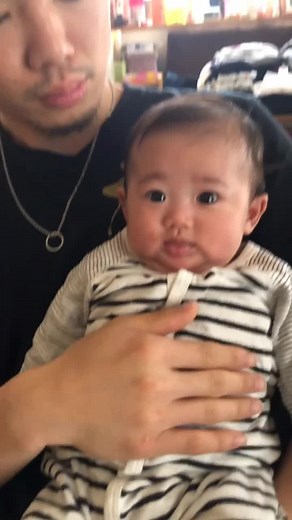 こりゃ嫌だわ、こりゃ泣くわ(笑)#赤ちゃん#泣き顔