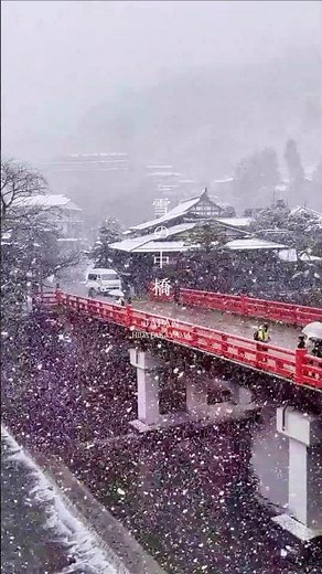 雪と中橋❄橋の赤色と真っ白な雪が美しいコントラスト。#飛騨高山