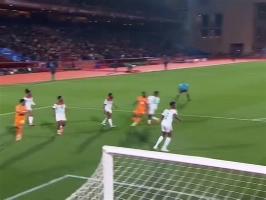 Malick Traoré on Instagram: "Sur l’action du but de Yan Diomandé, on ne se rend pas compte de l’impact de Franck Kessie dans son jeu sans ballon. Tout d’abord il le laisse passer une première fois pour que le jeu penche à droite le côté fort de la 1ere période avec Amad. Ensuite une deuxième fois parce qu’il sait que Yan est dans son dos. Ça va très vite mais il a tout vu avant tout le monde, notamment Simporé(24) qui est au marquage et Nagalo(4) qui veut couper la passe d’Amad mais il est en r