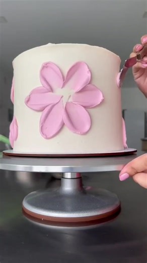 Design minimaliste de gâteau réalisé à la spatule palette, créant de doux pétales floraux. Lignes épurées, textures délicates et finition artistique — la décoration de gâteaux comme un véritable art comestible. #pâtisserie #douceur26 #gâteaudesign