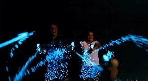 これもある意味バイオテロか？発光生物を利用した暗闇で光る液体を噴射する水鉄砲「スプラッシュ・ライト」がナウオンセール | カラパイア