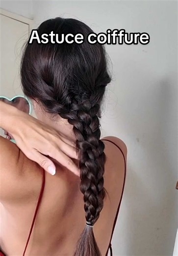Astuce coiffure : une maxi tresse (6 brins) facile grâce à une astuce de tricheuse 🤐 Et un jeu d’acteur en français (à force je vais m’améliorer 😂🎬) #hairhack #braidhack #astucecoiffure #tutocoiffure #hairtutorial