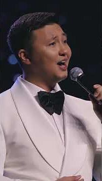 The audience sings along with Mezzo #concert #mezzo