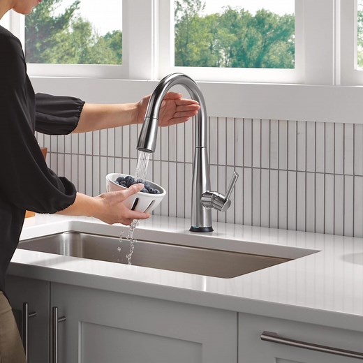 Delta® Touch20® with Touchless™ Technology kitchen faucets revolutionize your daily routine with three convenient ways to use your faucet. Use the handle, tap anywhere on the faucet, or simply place your hands under the spout to activate a powerful stream of water. | Ferguson Home