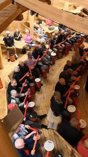 Enjoy a wonderful ensemble performing an iconic piece with Boomwhackers!#Repost @musicaencriptada El Laboratorio Musical de la @escuelamusicabolanos sigue trabajando y creando. Aquí podéis ver una actuación con @boomwhackersofficial recién salida del horno. La Familia Addams está más viva que nunca☺️ #PerformanceMusical #Boomwhackers #LaboratorioMusical #boomwhackersclub | Boomwhackers