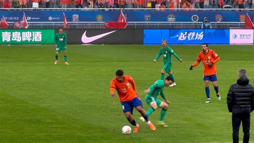 山东泰山在主场绝杀了北京国安，成为首支“上岸”的扣分球队，哨响之后，克雷桑如释重负！