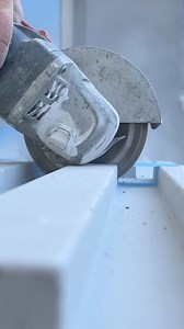 26K views · 28 reactions | Chcesz idealnie ciąć beton architektoniczny? Oto prosty trik! Wystarczy, że użyjesz specjalnej tarczy diamentowej i zastosujesz taśmę malarską. Dzięki temu zyskasz perfekcyjną krawędź bez pęknięć! #CięcieBetonu#BetonArchitektoniczny#BetonoweInspiracje#ArchitekturaBetonowa#PraceBudowlane#NowoczesnaArchitektura#TechnikaBudowlana | Weneve.com • Wnosimy emocje do wnętrz | Facebook