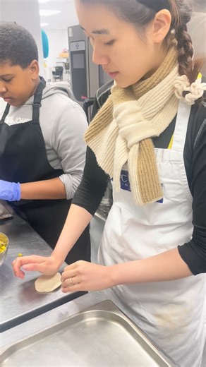 🥟 Homemade Dumplings & Hand-Pulled Noodles! 🍜 We had an amazing time over the weekend with our foodies learning how to pull noodles by hand and perfect the art of folding dumplings (not easy, so be proud of them!) It’s always such a joy to welcome your children into our kitchen for these special cooking events. A big shoutout to Chef Kiki, all the way from Hong Kong, for sharing her culture, stories, and incredible skills with our budding chefs! 🇭🇰 #CookingClass #KidsInTheKitchen #Dumplings 