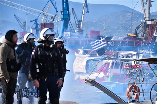 ΩΡΑ 13:23! ΧΑΟΣ ΠΑΝΤΟΥ ΜΕ ΕΥΘΥΝΗ ΜΗΤΣΟΤΑΚΗ! ΑΠΟΧΩΡΟΥΝ ΟΙ ΑΓΡΟΤΕΣ ΑΠΟ ΤΟ ΛΙΜΑΝΙ ΤΟΥ ΒΟΛΟΥ – ΦΡΑΓΜΟΣ ΚΑΙ ΔΙΑΠΡΑΓΜΑΤΕΥΣΕΙΣ ΣΤΟ ΡΙΟ – ΑΝΤΙΡΡΙΟ! ΠΕΡΙΣΣΟΤΕΡΑ ΑΠΟ 100 ΜΠΛΟΚΑ ΑΠΟ ΤΗΝ ΚΡΗΤΗ ΕΩΣ ΤΟ ΕΒΡΟ [ΦΩΤΟ ΒΙΝΤΕΟ]