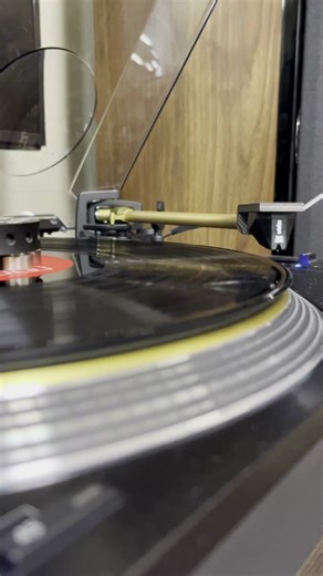 昨日の休みの日、先週アップしたアワアワ洗浄のリベンジ。今回は超音波洗浄無し！アワアワのみ使用。お手入れ無し再生（左動画）→アワアワ洗浄→ブラシをかけて水道水洗い→精製水で洗浄→空気清浄機の風で乾燥→お手入れ後の再生（右動画）　総評：300円程の製品でレコードは綺麗に→