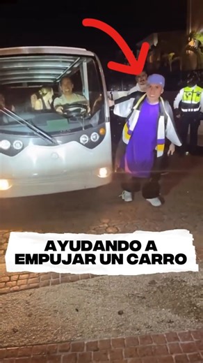 Santa Fe Klan Ayudando a Empujar un Carro