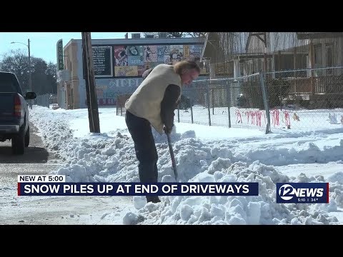 Man steps up to help neighbor, clearing snow from driveway