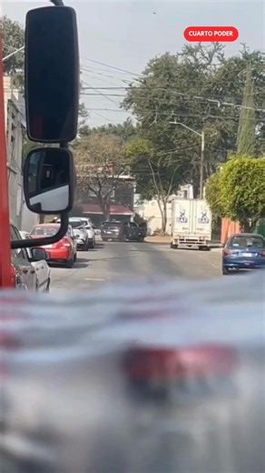 🔴#Balacera en límites de Zapopan y Guadalajara deja 2 muertos y 5 heridos Una balacera de aproximadamente 10 minutos se registró en la colonia Santa Eduwiges, dejando 2 fallecidos y 5 lesionados. De acuerdo con versiones preliminares, sujetos armados interceptaron un Lamborghini Urus color naranja y abrieron fuego; los acompañantes del vehículo respondieron, provocando un intercambio de disparos. De manera extraoficial, se señala que uno de los atacados sería conocido como “El Prieto”, presunta