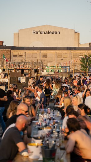 Ever heard about Reffen? A must-visit for the summer months, Copenhagen Street Food - Reffen is the largest street food market in Northern Europe and a hotbed for new entrepreneurs, young chefs and creative artisans, that offer an array of tasty dishes for the curious tastebuds 🤔😋 Reffen Street Food is designed as a maritime klondike, strongly rooted in the heritage of Refshaleøen and B&W Hallerne. Most of the structures are made from recycled materials, and all the permanent stalls are old co