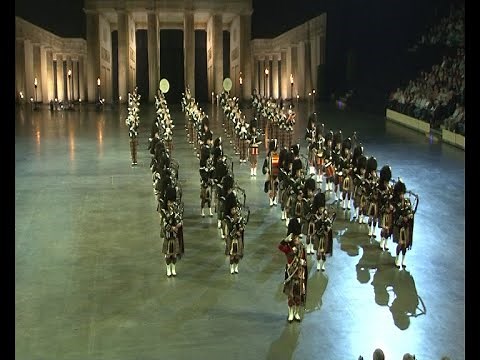 MASSED PIPES & DRUMS SHOW IN BERLIN MILITÄRPARADE - Scottish bagpipes